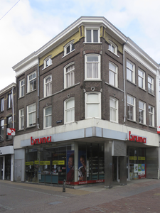 908795 Gezicht op het winkelhoekpand Choorstraat 13 te Utrecht, met links de Steenweg.N.B. bouwjaar: 1450 (?)nummering ...